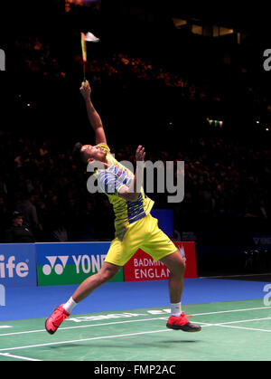 Birmingham. 12. März 2016. Lin Dan aus China gibt den Federball während der Männer Singles Halbfinale gegen Xue Song of China die 2016 YONEX All England Open Badminton Championships in Birmingham, Großbritannien am 12. März 2016 zurück. © Han Yan/Xinhua/Alamy Live-Nachrichten Stockfoto