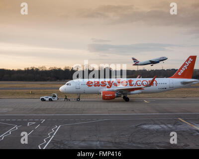 Flugzeug in der Abenddämmerung am Flughafen Edinburgh Stockfoto