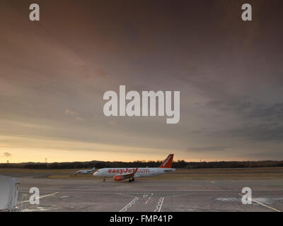 Flugzeug in der Abenddämmerung am Flughafen Edinburgh Stockfoto