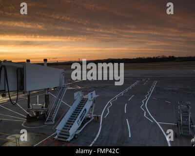 Flugzeug in der Abenddämmerung am Flughafen Edinburgh Stockfoto