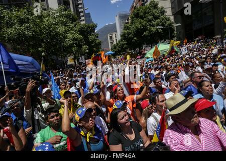 Caracas, Venezuela. 12. März 2016. Menschen nehmen Teil an einem Anti-Regierungs-Marsch in Caracas, der Hauptstadt Venezuelas, am 12. März 2016. Laut Lokalpresse, Venezuelas Präsident Nicolas Maduro, fuhren am Samstag die Grand März "Venezuela wird respektiert" zu fordern, dass US-Präsident Barack Obama zur Aufhebung der Verordnung Wich das südamerikanische Land hält eine Bedrohung für die Sicherheit, während Hunderte von Menschen, die von der Opposition demonstriert an einer Demonstration zu fordern den Rücktritt von Nicolas Maduro einberufen. © Cristian Hernandez/Xinhua/Alamy Live-Nachrichten Stockfoto