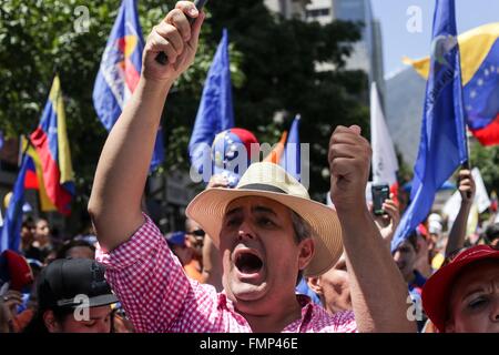 Caracas, Venezuela. 12. März 2016. Menschen nehmen Teil an einem Anti-Regierungs-Marsch in Caracas, der Hauptstadt Venezuelas, am 12. März 2016. Laut Lokalpresse, Venezuelas Präsident Nicolas Maduro, fuhren am Samstag die Grand März "Venezuela wird respektiert" zu fordern, dass US-Präsident Barack Obama zur Aufhebung der Verordnung Wich das südamerikanische Land hält eine Bedrohung für die Sicherheit, während Hunderte von Menschen, die von der Opposition demonstriert an einer Demonstration zu fordern den Rücktritt von Nicolas Maduro einberufen. © Cristian Hernandez/Xinhua/Alamy Live-Nachrichten Stockfoto