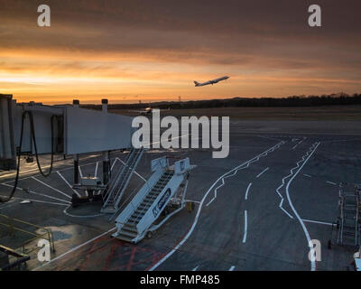 Flugzeug in der Abenddämmerung am Flughafen Edinburgh Stockfoto