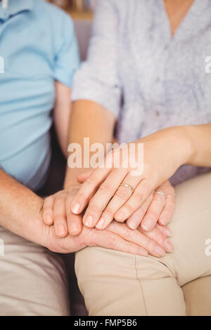 Nahaufnahme von paar Hand in Hand Stockfoto