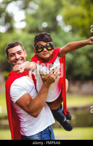 Vater und Sohn, die vorgibt, Superheld Stockfoto