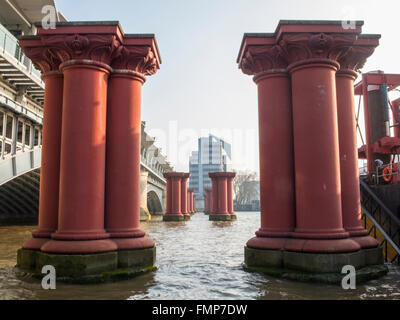 Original Eisenbahn Brückenpfeiler am Blackfriars Stockfoto