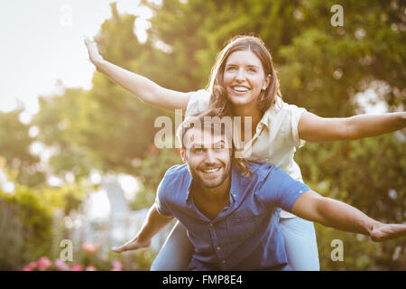 Lächelnde Paare, die Spaß Stockfoto