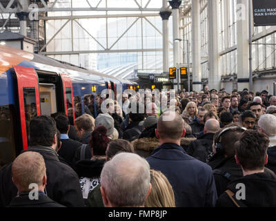 Rush Hour auf Waterloo Station Stockfoto