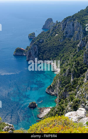 Blick vom Park auf Klippe mit Faraglioni-Felsen, Villa Astarita, Insel Capri, Golf von Neapel, Kampanien, Italien Stockfoto