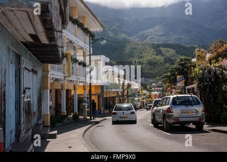 Straßenbild und kreolische Häuser in Cilaos, Cirque de Cilaos, Reunion Stockfoto