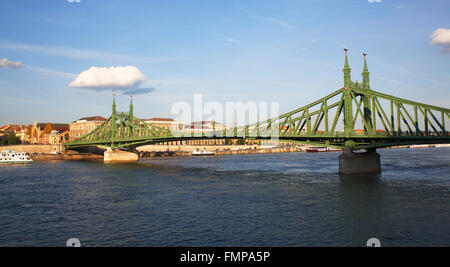 Liberty-Brücke über die Donau im Abendlicht, Budapest, Ungarn Stockfoto