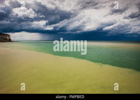 Gewitter über dem Meer an der Küste in der Nähe von Saint-Valery-En-Caux, Département Seine-Maritime, Normandie, Frankreich Stockfoto