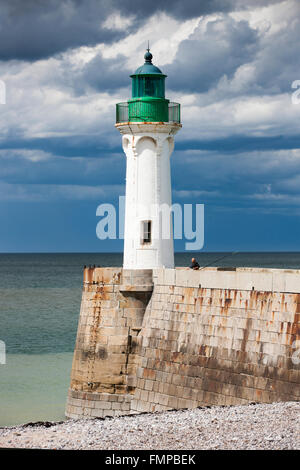 Leuchtturm an der Küste von Saint-Valery-En-Caux, Département Seine-Maritime, Normandie, Frankreich Stockfoto