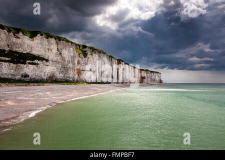 Gewitterwolken über Kreidefelsen an der Küste in der Nähe von Saint-Valery-En-Caux, Département Seine-Maritime, Normandie, Frankreich Stockfoto