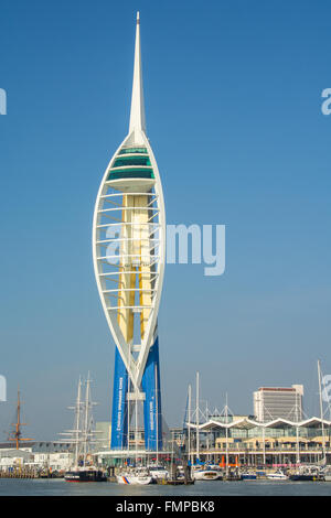 Die Emirates Spinnaker Tower in weiß, gold und blau Farbgebung. Stockfoto