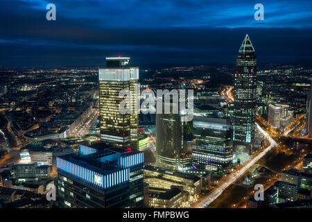 Skyline und Handel Messegelände bei Nacht, Frankfurt am Main, Hessen, Deutschland Stockfoto