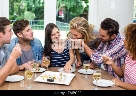 Genießen Sie Wein und Sushi zu Hause Freunde Stockfoto