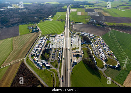 Luftaufnahme, Aachener Land Autobahn service-Bereich mit vollen Parkplatz LKW Parkplatz, Fischgräten, Eschweiler, Rheinland Stockfoto