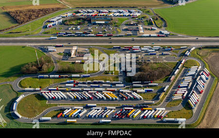 Luftaufnahme, Aachener Land Autobahn service-Bereich mit vollen Parkplatz LKW Parkplatz, Fischgräten, Eschweiler, Rheinland Stockfoto