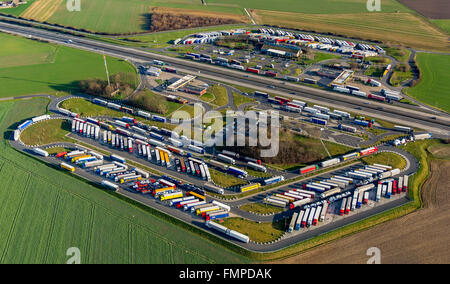 Luftaufnahme, Aachener Land Autobahn service-Bereich mit vollen Parkplatz LKW Parkplatz, Fischgräten, Eschweiler, Rheinland Stockfoto