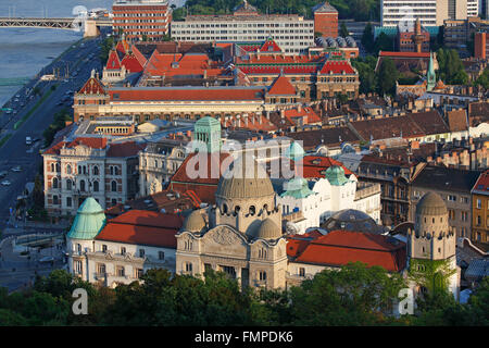 Altstadt an der Donau am Abend Licht, vor Hotel Gellert, Budapest, Ungarn Stockfoto