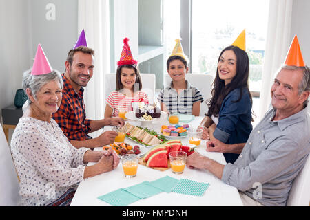 Glückliche Familie feiern Geburtstag Stockfoto