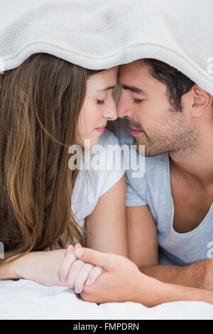 Nahaufnahme von paar romancing Unterdecke auf Bett Stockfoto