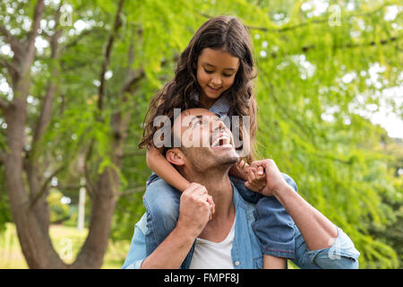 Vater Tochter auf den Schultern tragen Stockfoto