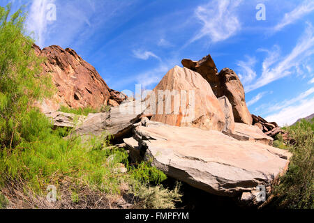 Reizvolle Aussicht auf einen Schiefer Felsen Berghang vor blauem Himmel umrahmt. In Palm Springs, Kalifornien gedreht. Stockfoto
