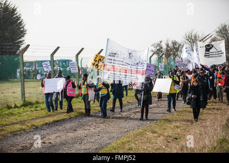 Milton Ernest, UK. 12. März 2016. Aktivisten Ankunft in Yarl es Wood Immigration Removal Centre in Bedfordshire zum Protest gegen die Inhaftierung. Bildnachweis: Mark Kerrison/Alamy Live-Nachrichten Stockfoto