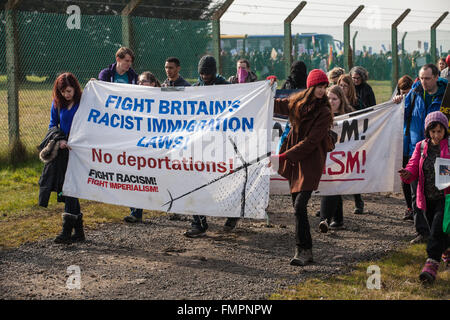 Milton Ernest, UK. 12. März 2016. Aktivisten gegen die Inhaftierung besuchen einen Protest außerhalb Yarl es Wood Immigration Removal Centre in Bedfordshire. Bildnachweis: Mark Kerrison/Alamy Live-Nachrichten Stockfoto