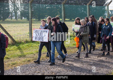 Milton Ernest, UK. 12. März 2016. Aktivisten gegen die Inhaftierung fordern die Schließung des Yarl es Wood Immigration Removal Centre in Bedfordshire. Bildnachweis: Mark Kerrison/Alamy Live-Nachrichten Stockfoto