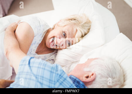 Erregte Frau mit Mann genießen Stockfoto