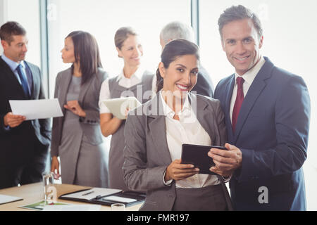 Unternehmer und Unternehmerin mit digital-Tablette Stockfoto