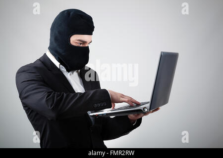 Hacker stehlen Daten von laptop Stockfoto