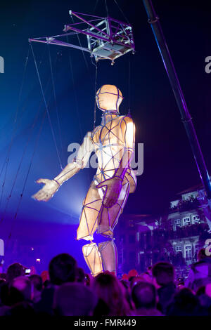 GUIMARAES, PORTUGAL - 22 SEPTEMBER: La Fura Dels Baus mit riesigen Puppe während Straßentheater, Europäische Kulturhauptstadt durchführt Stockfoto