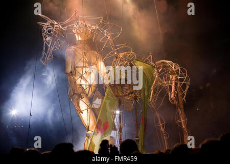 GUIMARAES, PORTUGAL - 22 SEPTEMBER: La Fura Dels Baus mit riesigen Puppe und Pferd während durchführt Straßentheater, Europäische Stockfoto