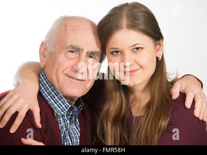 junge Frau umarmt senior Greis Stockfoto