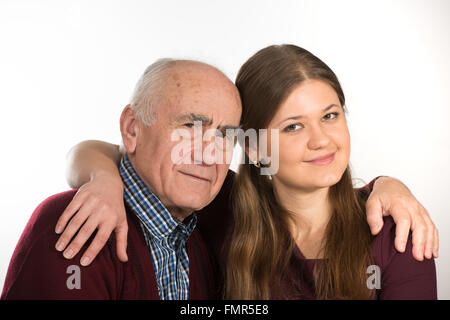 junge Frau umarmt senior Greis Stockfoto