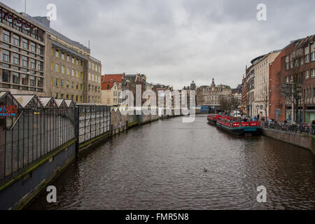 Amsterdamer Blumenmarkt (Bloemenmarkt). Blick aus dem Kanal. Stockfoto