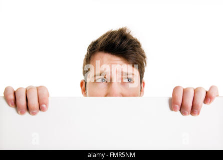 Hübscher junger Mann, mit neugierigen Ausdruck nachschlagen. Stockfoto