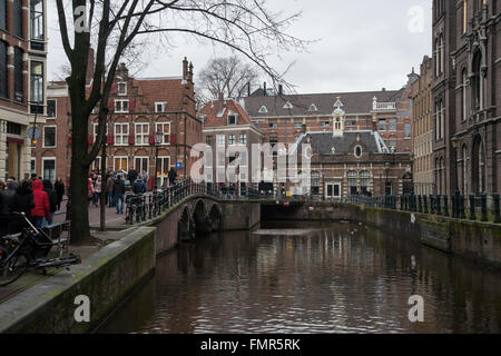 Blick auf einen der Kanäle von Amsterdam. Stockfoto