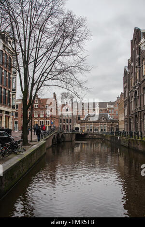 Blick auf einen der Kanäle von Amsterdam. Stockfoto