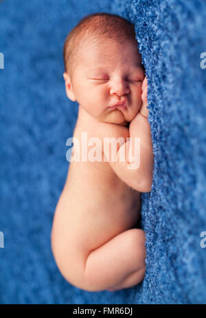 Neugeborenes Kind in eine blaue Decke schlafen Stockfoto