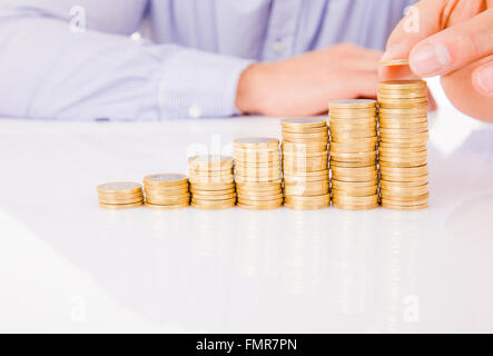 Business-Mann Geld Treppe Münzen gesetzt. Stockfoto