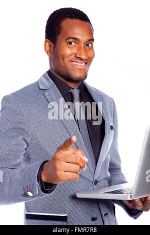Porträt eines lächelnden Geschäftsmannes hält einen Laptop - auf einem weißen Hintergrund isoliert Stockfoto