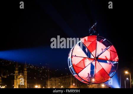 GUIMARAES, PORTUGAL - 22 SEPTEMBER: La Fura Dels Baus Künstler interagiert mit Publikum während Straßentheater, europäischen Kopf Stockfoto