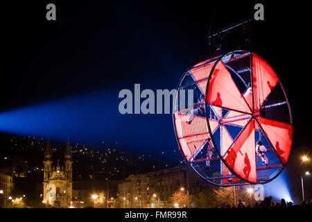 GUIMARAES, PORTUGAL - 22 SEPTEMBER: La Fura Dels Baus Künstler interagiert mit Publikum während Straßentheater Stockfoto