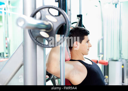 Gut aussehender Mann Heben schwerer Gewichte im Fitnessstudio Stockfoto