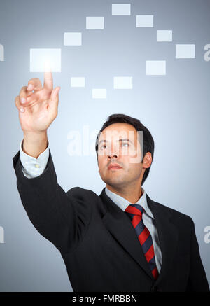 Business-Mann auf Knopfdruck Touchscreen. Stockfoto